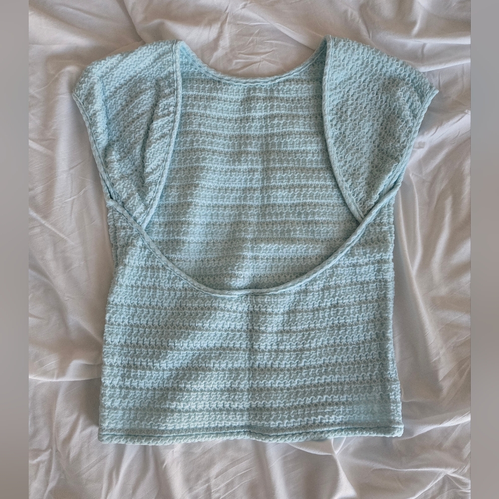 Second skin by find me now label, open back t shirt, lignt blue, large